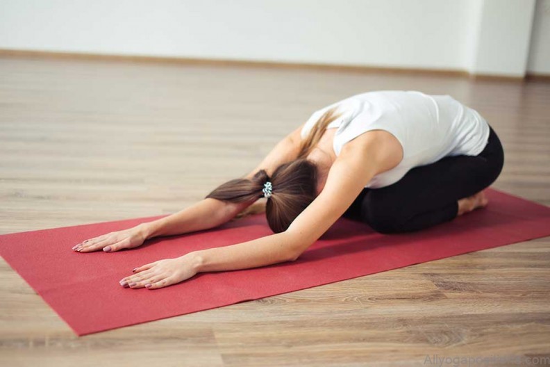 yoga practice beginners knees in trikonasana 1