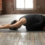 10 health benefits of yoga ae and 10 of the best beginners yoga poses