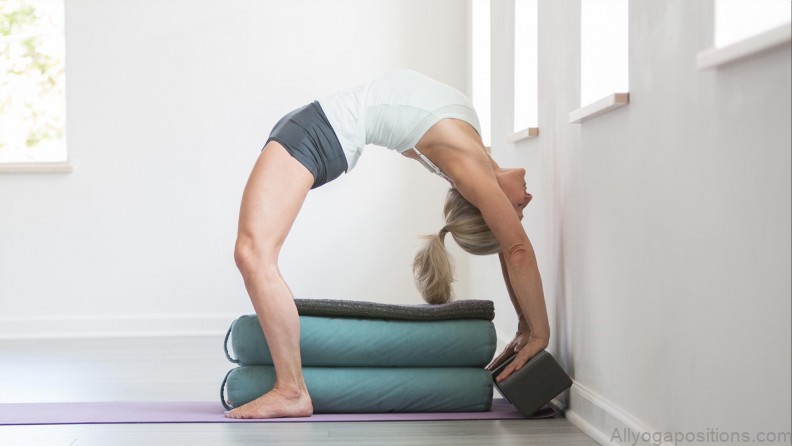 how to protect your wrists in wheel pose yoga 8