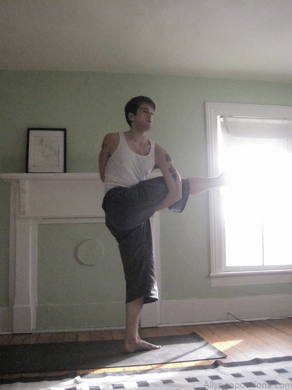 the benefits and steps to perform the parivrtta svarga dvijasana yoga pose